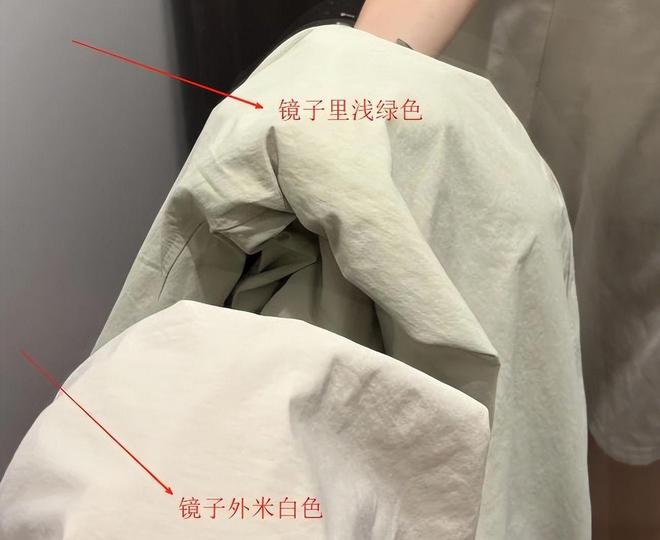 热搜第一！受害者现身控诉镜子猫腻回应pg电子试玩平台“优衣库镜子”冲上(图3)