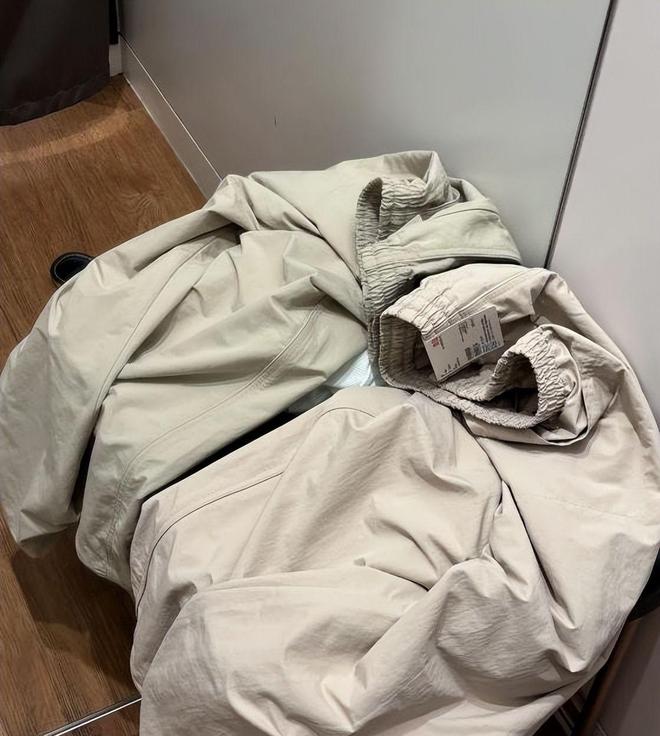 热搜第一！受害者现身控诉镜子猫腻回应pg电子试玩平台“优衣库镜子”冲上(图2)