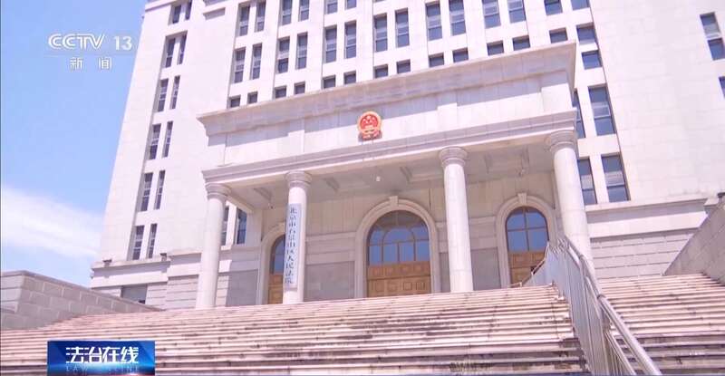 布被辞退 法院：支持！儿童安全重于一切pg试玩一名厨工在幼儿园洗碗池里洗墩(图8)